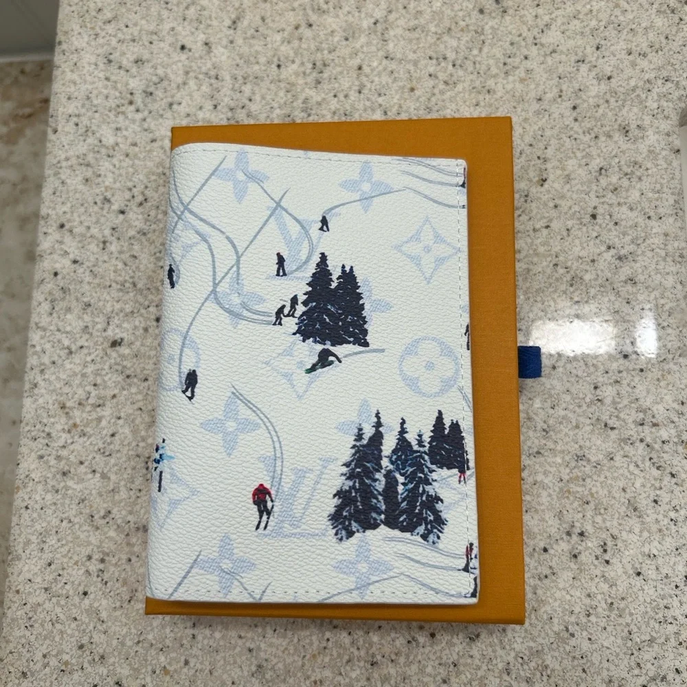 Louis Vuitton White Ski Print Key & Card Holder